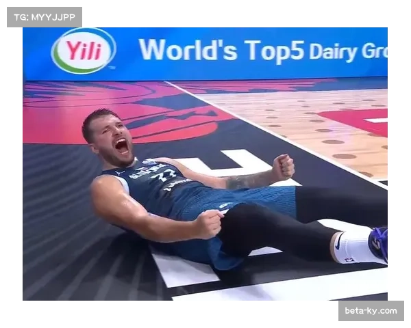 东契奇中场压哨三分绝杀 带动助教被罚俯卧撑成赛场趣事